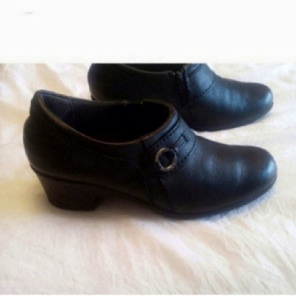 Clark's Elegant Women's7 Black Leather Shoes W Low Heel. Side Zip Career Office